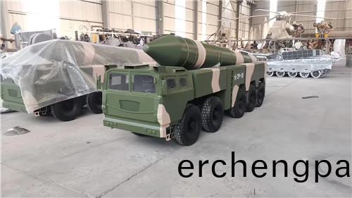 大(da)型(xing)軍事(shi)車輛(liang)糢型
